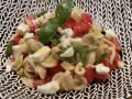 Orecchiette alla crudaiola con pomodorini, mozzarella e basilico fresco, un piatto estivo colorato e saporito.