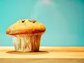 Un muffin dorato con gocce di cioccolato, perfetto per una ricetta muffin semplici.