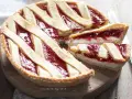 Deliziosa crostata di ricotta con marmellata di fragole, un dolce perfetto per ogni occasione.