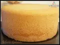 Pan di spagna sofficissimo con lievito, dalla consistenza ariosa e dorata, pronto per essere farcito.