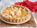 Una deliziosa crostata di mele, con mele a fette disposte a raggiera e spolverata di zucchero a velo.