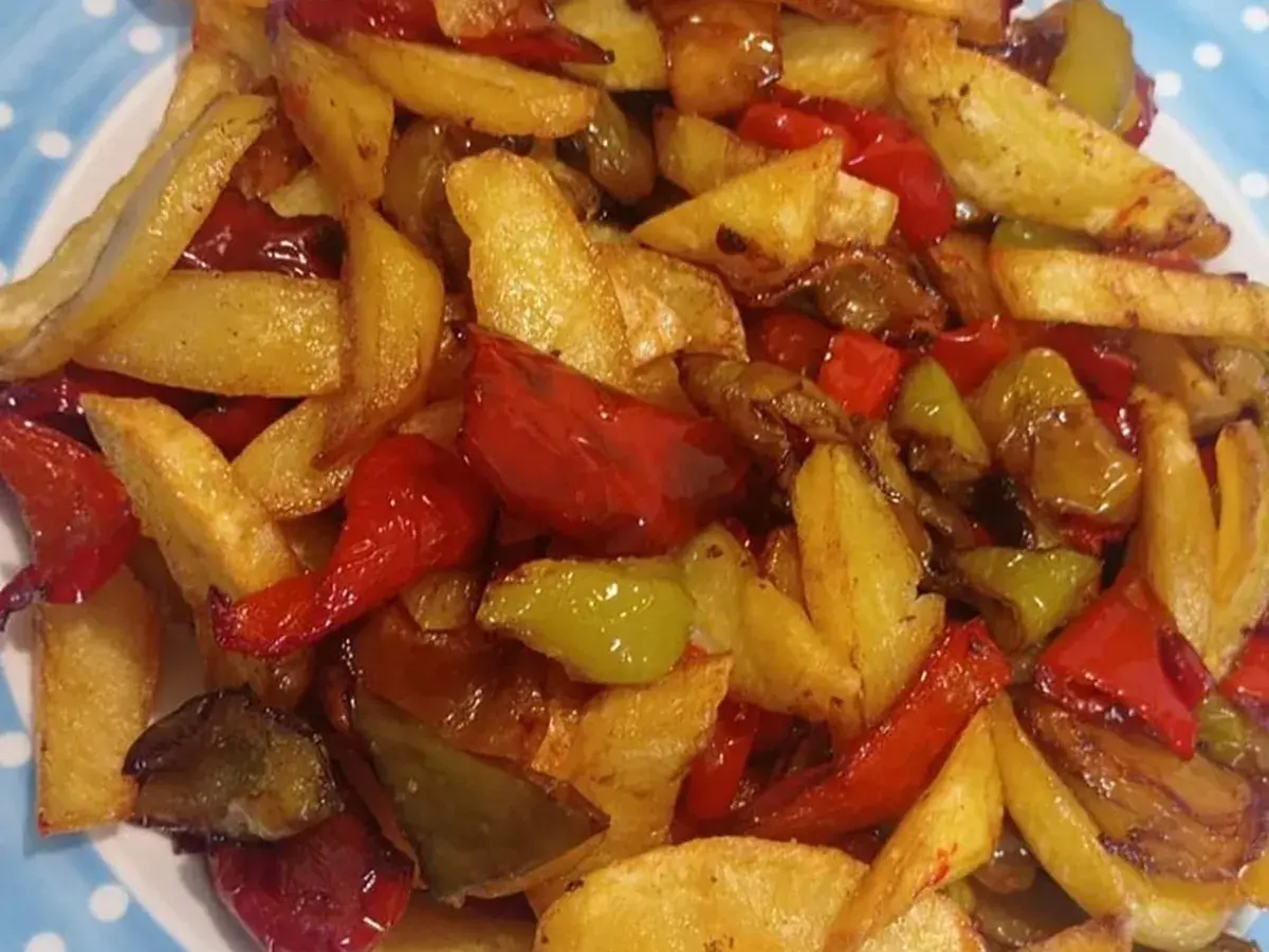Pipi e patate croccanti e colorate, un contorno saporito e invitante.