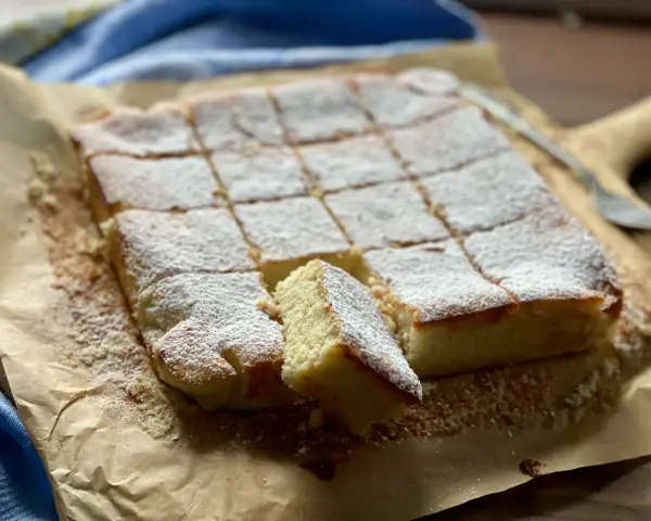 Una deliziosa torta delle monache, tagliata a quadrotti e cosparsa di zucchero a velo, pronta per essere gustata.