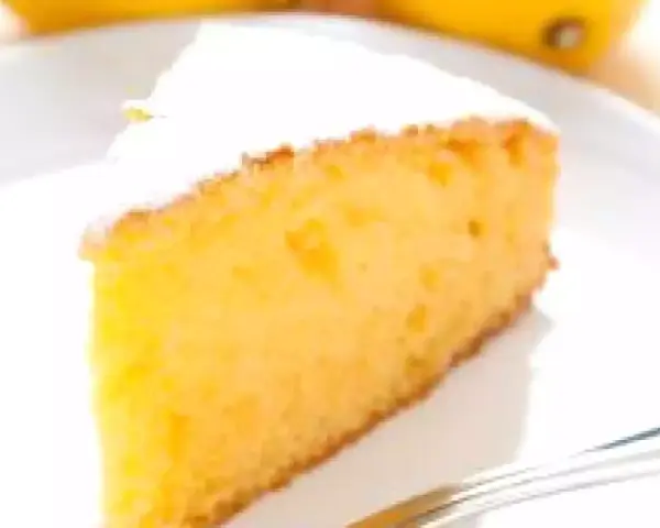 Una fetta di torta soffice e dorata, spolverata di zucchero a velo. Perfetta per una torta facile e veloce da preparare.