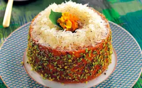Chiffon cake ricetta: torta soffice decorata con pistacchi, pompelmo e un fiore.