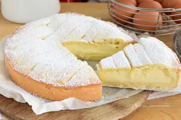 Una deliziosa crostata con crema pasticcera, cosparsa di zucchero a velo, pronta per essere gustata.