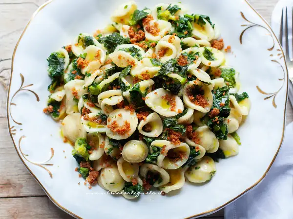 Orecchiette cime di rapa fumanti, un classico pugliese con verdura fresca e pangrattato croccante.