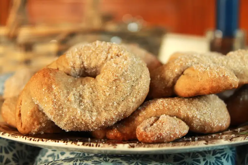 Ciambelline al vino dorate e cosparse di zucchero, pronte per essere gustate.